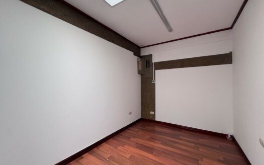 Guayabos de Curridabat: Ubique su Negocio Estrategicamente! Casa con Uso de Suelo Comercial en Alquiler.