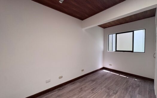 Guayabos de Curridabat: Ubique su Negocio Estrategicamente! Casa con Uso de Suelo Comercial en Alquiler.