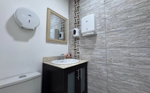 Guayabos de Curridabat: Ubique su Negocio Estrategicamente! Casa con Uso de Suelo Comercial en Alquiler.