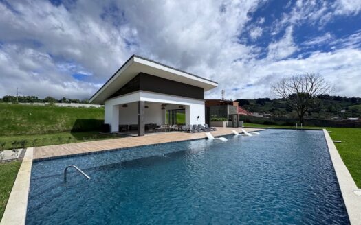 Tres Ríos: Lote Esquinero en Condominio Hacienda Peraz con 239 Metros. #132598