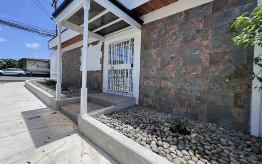 Guayabos de Curridabat: Ubique su Negocio Estrategicamente! Casa con Uso de Suelo Comercial en Alquiler.