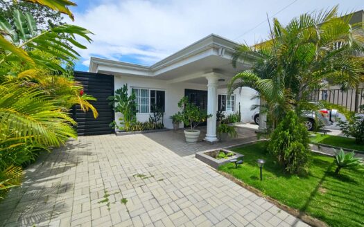 Venta de Casa de 1 planta (Lote: 507 m2.) Ubicada en Ciudad Cariari. 3 hab – 2 baños – 3 parqueos. Cod. 133378