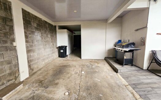 Venta de casa de 2 niveles (2 hab. en primer nivel). Ubicada en Residencial en la Ribera de Belén. (5 hab, 4 baños, 2 parqueos) Cod. 134424