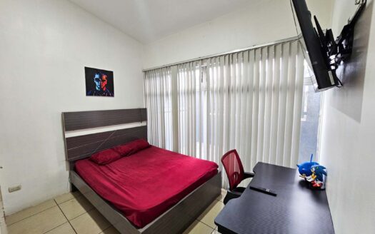 Venta de casa de 2 niveles (2 hab. en primer nivel). Ubicada en Residencial en la Ribera de Belén. (5 hab, 4 baños, 2 parqueos) Cod. 134424