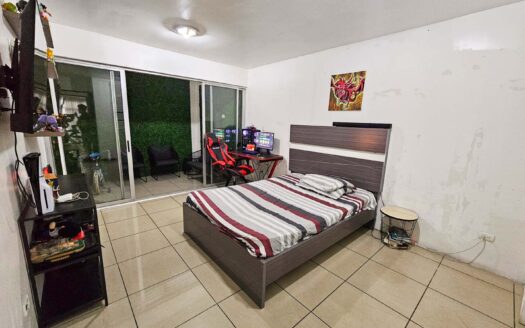 Venta de casa de 2 niveles (2 hab. en primer nivel). Ubicada en Residencial en la Ribera de Belén. (5 hab, 4 baños, 2 parqueos) Cod. 134424