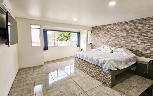 Venta de casa de 2 niveles (2 hab. en primer nivel). Ubicada en Residencial en la Ribera de Belén. (5 hab, 4 baños, 2 parqueos) Cod. 134424