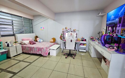 Venta de casa de 2 niveles (2 hab. en primer nivel). Ubicada en Residencial en la Ribera de Belén. (5 hab, 4 baños, 2 parqueos) Cod. 134424