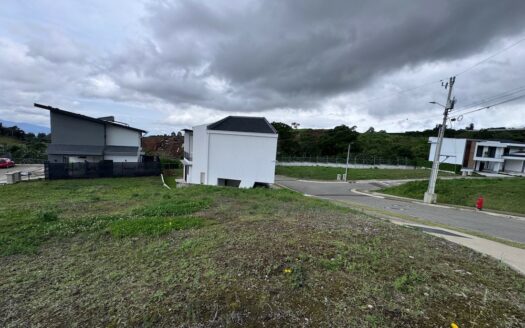 Tres Ríos: Lote Esquinero en Condominio Hacienda Peraz con 239 Metros. #132598