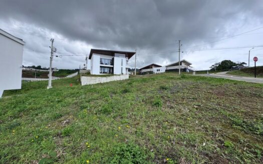 Tres Ríos: Lote Esquinero en Condominio Hacienda Peraz con 239 Metros. #132598