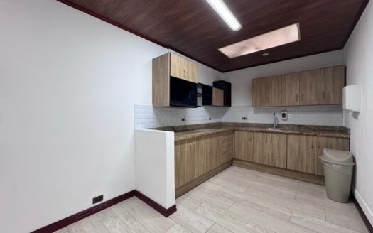 Guayabos de Curridabat: Ubique su Negocio Estrategicamente! Casa con Uso de Suelo Comercial en Alquiler.