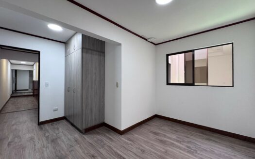 Guayabos de Curridabat: Ubique su Negocio Estrategicamente! Casa con Uso de Suelo Comercial en Alquiler.