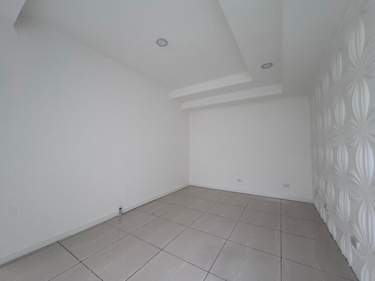 Guayabos de Curridabat: Ubique su Negocio Estrategicamente! Casa con Uso de Suelo Comercial en Alquiler.