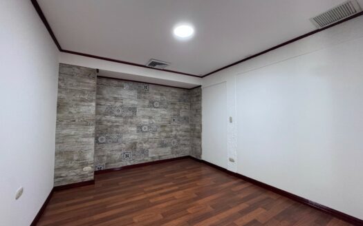 Guayabos de Curridabat: Ubique su Negocio Estrategicamente! Casa con Uso de Suelo Comercial en Alquiler.