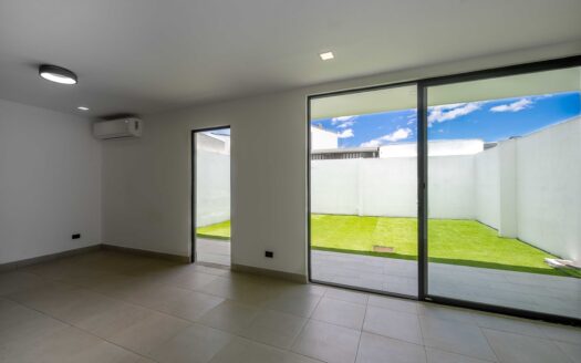¡REBAJADA $15.000! Casa Para Estrenar en Venta en El Coyol, Alajuela, en Condominio con Piscinas y Amenidades. COD. 132672