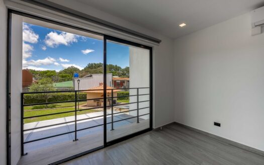¡REBAJADA $15.000! Casa Para Estrenar en Venta en El Coyol, Alajuela, en Condominio con Piscinas y Amenidades. COD. 132672