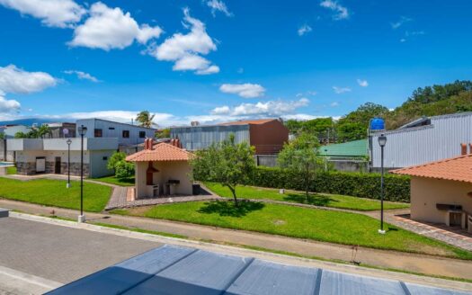 ¡REBAJADA $15.000! Casa Para Estrenar en Venta en El Coyol, Alajuela, en Condominio con Piscinas y Amenidades. COD. 132672