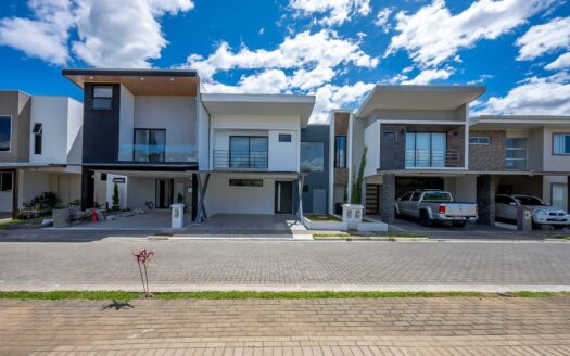 ¡REBAJADA $15.000! Casa Para Estrenar en Venta en El Coyol, Alajuela, en Condominio con Piscinas y Amenidades. COD. 132672