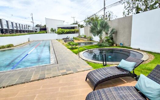 Venta de casa de 2 niveles en Condominio Naos (3 hab – 2.5 baños – 2 parqueos) (Constr.: 195 m2 / LOTE: 124 m2) Ubicado en San Joaquín. Cod. 134408