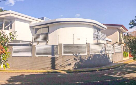 Venta de casa de 2 niveles (2 hab. en primer nivel). Ubicada en Residencial en la Ribera de Belén. (5 hab, 4 baños, 2 parqueos) Cod. 134424