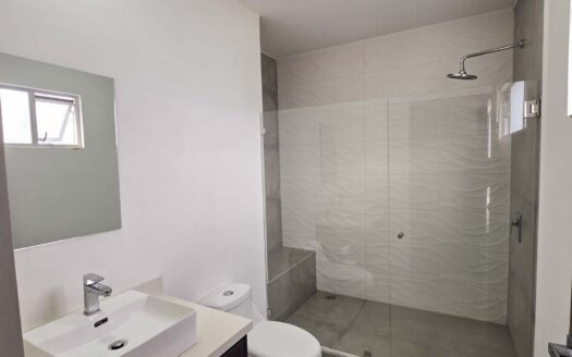 Venta de casa de 2 niveles en Condominio Naos (3 hab – 2.5 baños – 2 parqueos) (Constr.: 195 m2 / LOTE: 124 m2) Ubicado en San Joaquín. Cod. 134408