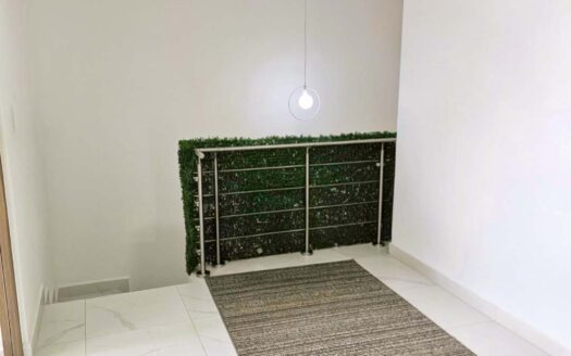 Venta de casa de 2 niveles en Condominio Naos (3 hab – 2.5 baños – 2 parqueos) (Constr.: 195 m2 / LOTE: 124 m2) Ubicado en San Joaquín. Cod. 134408