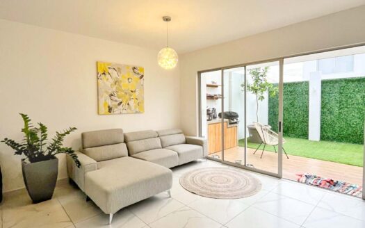 Venta de casa de 2 niveles en Condominio Naos (3 hab – 2.5 baños – 2 parqueos) (Constr.: 195 m2 / LOTE: 124 m2) Ubicado en San Joaquín. Cod. 134408