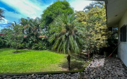 Casa de un nivel en venta en La Uruca con uso de suelo mixto, 780 m² de terreno, ideal para desarrollo o vivienda amplia COD#132756