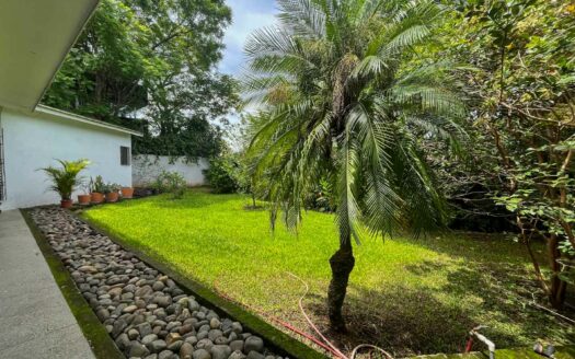 Casa de un nivel en venta en La Uruca con uso de suelo mixto, 780 m² de terreno, ideal para desarrollo o vivienda amplia COD#132756