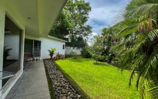 Casa de un nivel en venta en La Uruca con uso de suelo mixto, 780 m² de terreno, ideal para desarrollo o vivienda amplia COD#132756