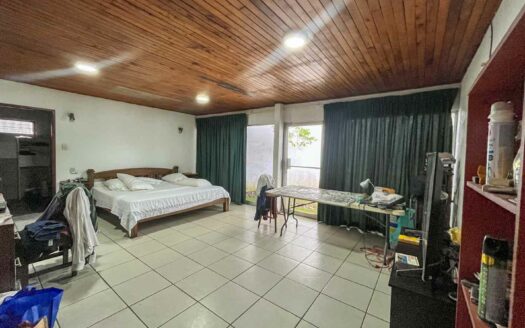 Casa de un nivel en venta en La Uruca con uso de suelo mixto, 780 m² de terreno, ideal para desarrollo o vivienda amplia COD#132756