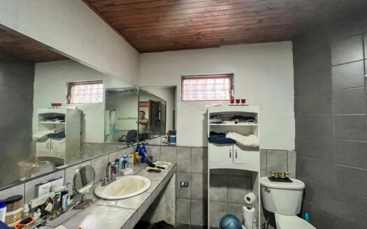 Casa de un nivel en venta en La Uruca con uso de suelo mixto, 780 m² de terreno, ideal para desarrollo o vivienda amplia COD#132756