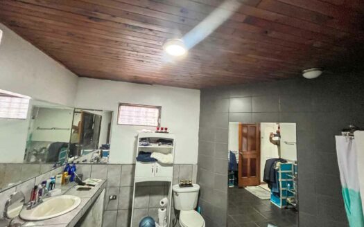 Casa de un nivel en venta en La Uruca con uso de suelo mixto, 780 m² de terreno, ideal para desarrollo o vivienda amplia COD#132756