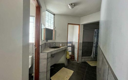 Casa de un nivel en venta en La Uruca con uso de suelo mixto, 780 m² de terreno, ideal para desarrollo o vivienda amplia COD#132756