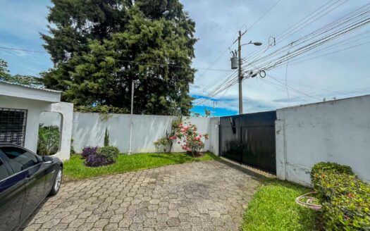 Casa de un nivel en venta en La Uruca con uso de suelo mixto, 780 m² de terreno, ideal para desarrollo o vivienda amplia COD#132756