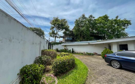 Casa de un nivel en venta en La Uruca con uso de suelo mixto, 780 m² de terreno, ideal para desarrollo o vivienda amplia COD#132756