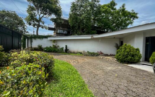Casa de un nivel en venta en La Uruca con uso de suelo mixto, 780 m² de terreno, ideal para desarrollo o vivienda amplia COD#132756