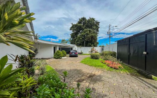 Casa de un nivel en venta en La Uruca con uso de suelo mixto, 780 m² de terreno, ideal para desarrollo o vivienda amplia COD#132756