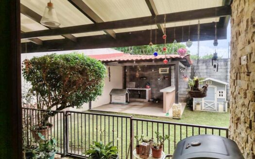 Se Alquila Casa en Condominio en Santo Tomás de Santo Domingo, Heredia, 227 M2 de Lote. Código 133346