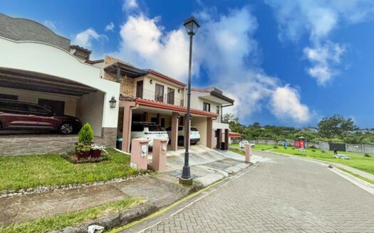 Se Alquila Casa en Condominio en Santo Tomás de Santo Domingo, Heredia, 227 M2 de Lote. Código 133346