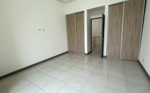 Venta de Hermosa Casa en Condominio en San Pablo de Heredia con Habitación Principal en Primer Nivel. Código 134220