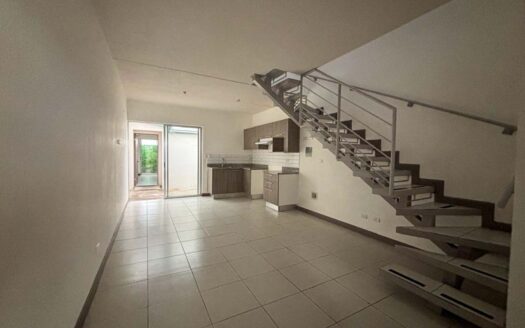 Venta de Hermosa Casa en Condominio en San Pablo de Heredia con Habitación Principal en Primer Nivel. Código 134220