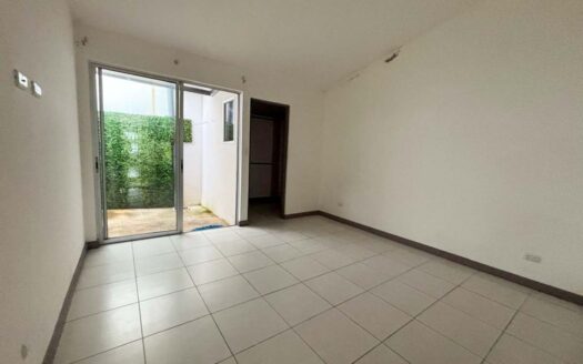 Venta de Hermosa Casa en Condominio en San Pablo de Heredia con Habitación Principal en Primer Nivel. Código 134220