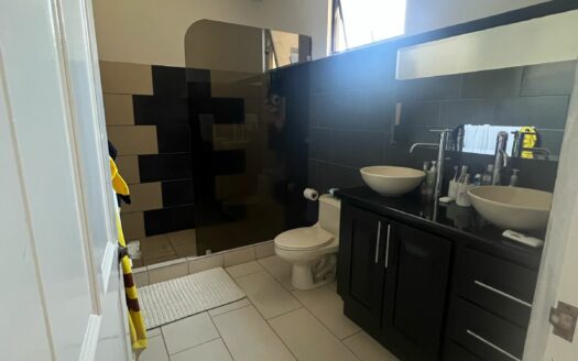 En Alquiler hermosa casa de dos plantas en residencial seguro y tranquilo en Bello Horizonte de Escazú con fácil acceso a al ruta 27. Cód 133752