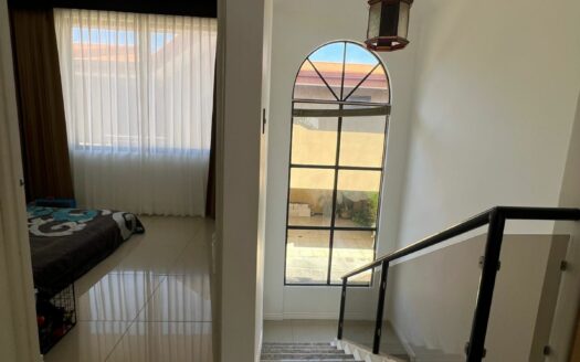 En Alquiler hermosa casa de dos plantas en residencial seguro y tranquilo en Bello Horizonte de Escazú con fácil acceso a al ruta 27. Cód 133752