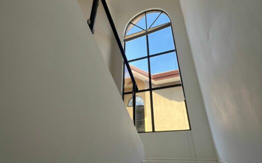 En Alquiler hermosa casa de dos plantas en residencial seguro y tranquilo en Bello Horizonte de Escazú con fácil acceso a al ruta 27. Cód 133752