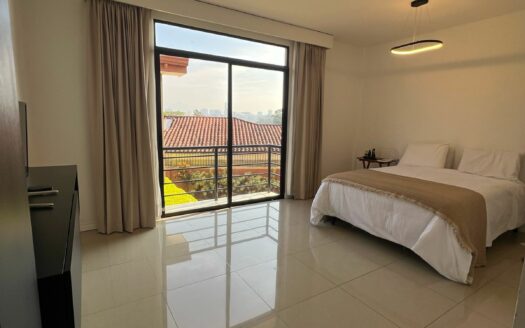 En Alquiler hermosa casa de dos plantas en residencial seguro y tranquilo en Bello Horizonte de Escazú con fácil acceso a al ruta 27. Cód 133752