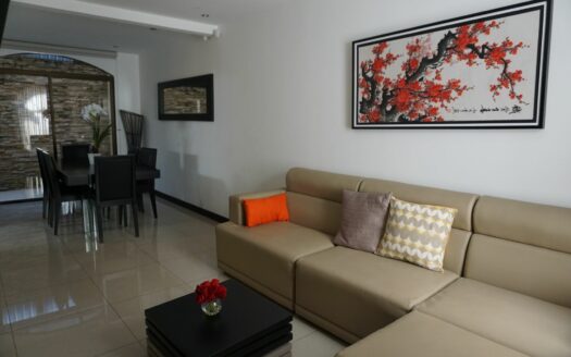 En Alquiler hermosa casa de dos plantas en residencial seguro y tranquilo en Bello Horizonte de Escazú con fácil acceso a al ruta 27. Cód 133752