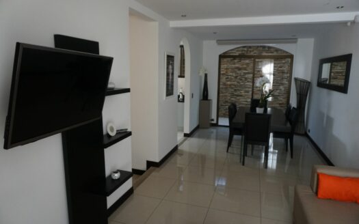 En Alquiler hermosa casa de dos plantas en residencial seguro y tranquilo en Bello Horizonte de Escazú con fácil acceso a al ruta 27. Cód 133752