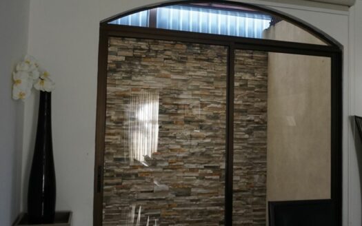 En Alquiler hermosa casa de dos plantas en residencial seguro y tranquilo en Bello Horizonte de Escazú con fácil acceso a al ruta 27. Cód 133752