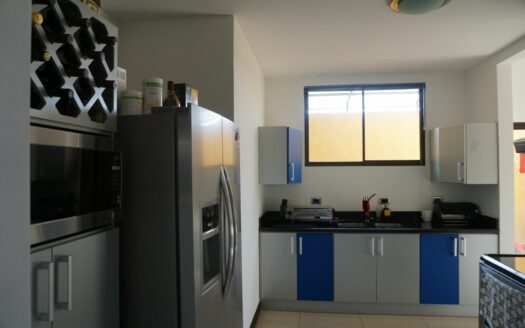 En Alquiler hermosa casa de dos plantas en residencial seguro y tranquilo en Bello Horizonte de Escazú con fácil acceso a al ruta 27. Cód 133752